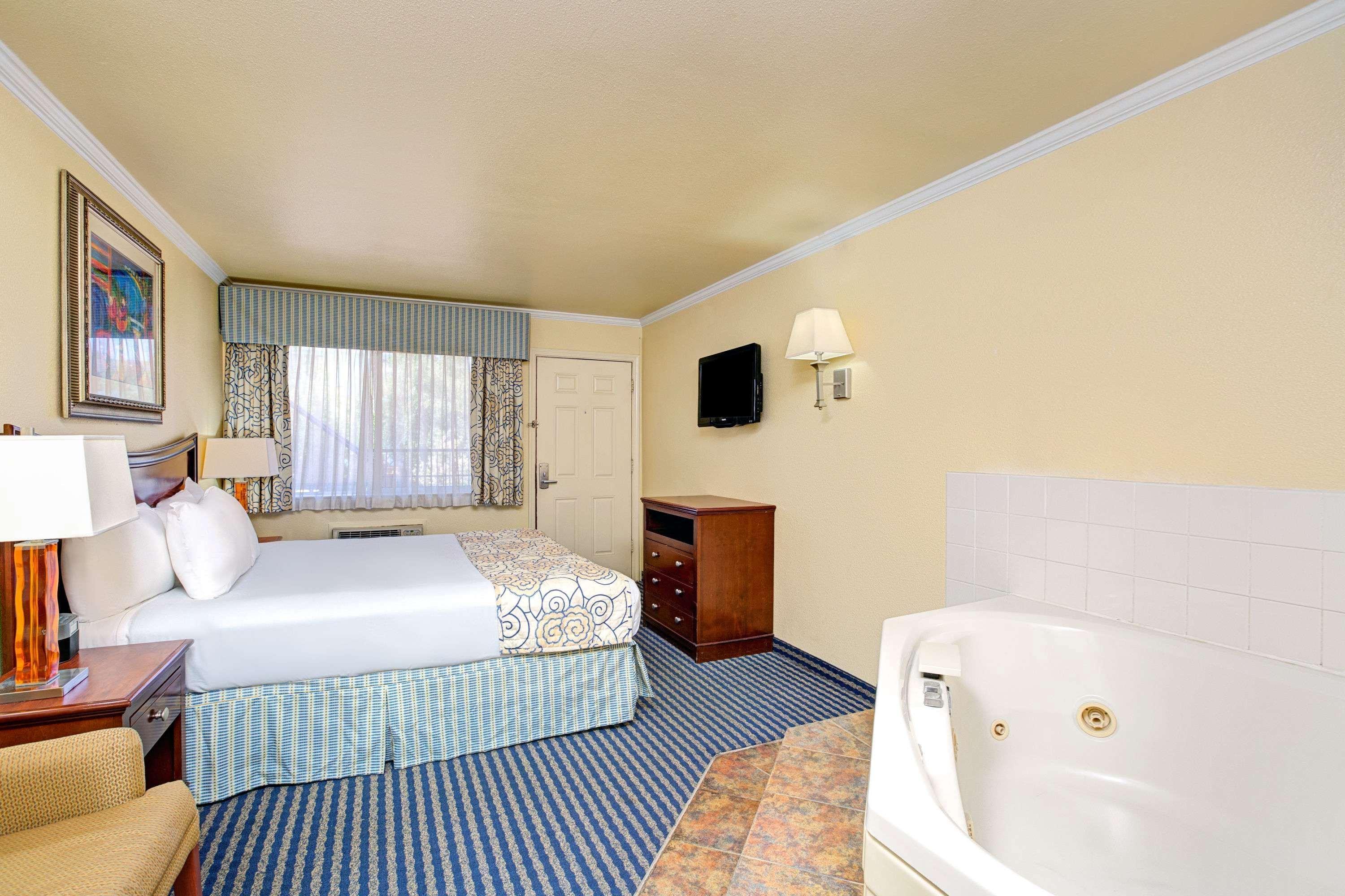 ซูเปอร์ 8 บาย วินด์แฮม ซานตา ครูส/บีช บอร์ดวอล์ก อีสต์ Hotel ซานตาครูซ ภายนอก รูปภาพ