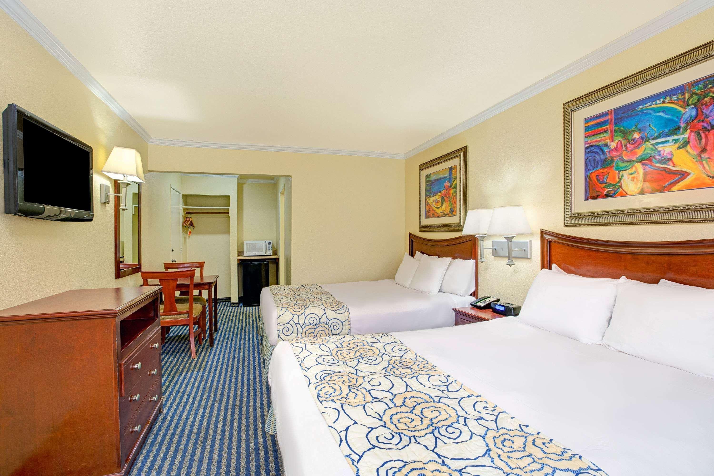 ซูเปอร์ 8 บาย วินด์แฮม ซานตา ครูส/บีช บอร์ดวอล์ก อีสต์ Hotel ซานตาครูซ ภายนอก รูปภาพ