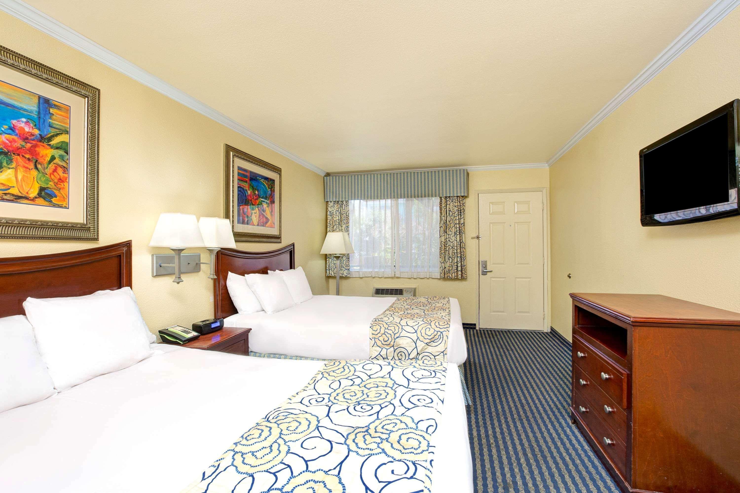 ซูเปอร์ 8 บาย วินด์แฮม ซานตา ครูส/บีช บอร์ดวอล์ก อีสต์ Hotel ซานตาครูซ ภายนอก รูปภาพ