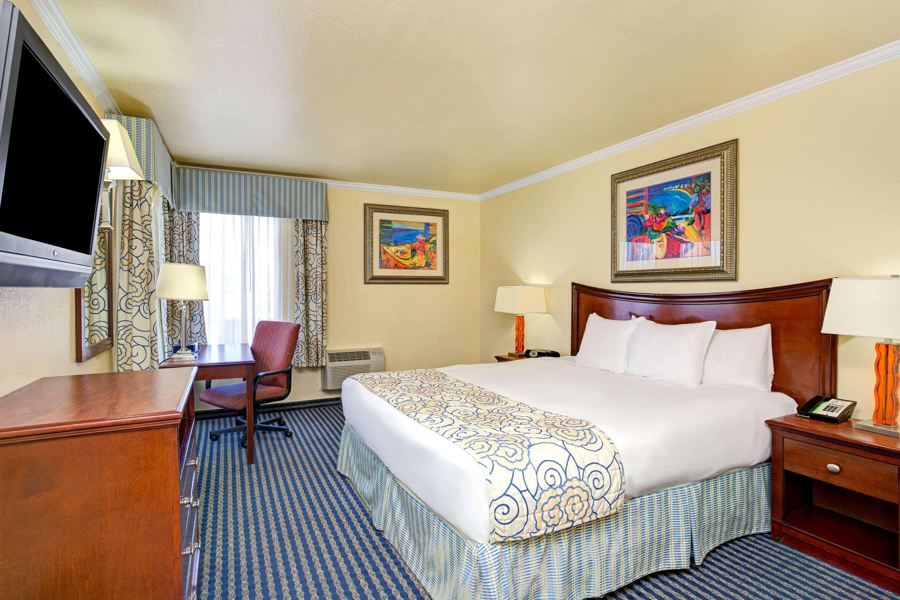 ซูเปอร์ 8 บาย วินด์แฮม ซานตา ครูส/บีช บอร์ดวอล์ก อีสต์ Hotel ซานตาครูซ ภายนอก รูปภาพ