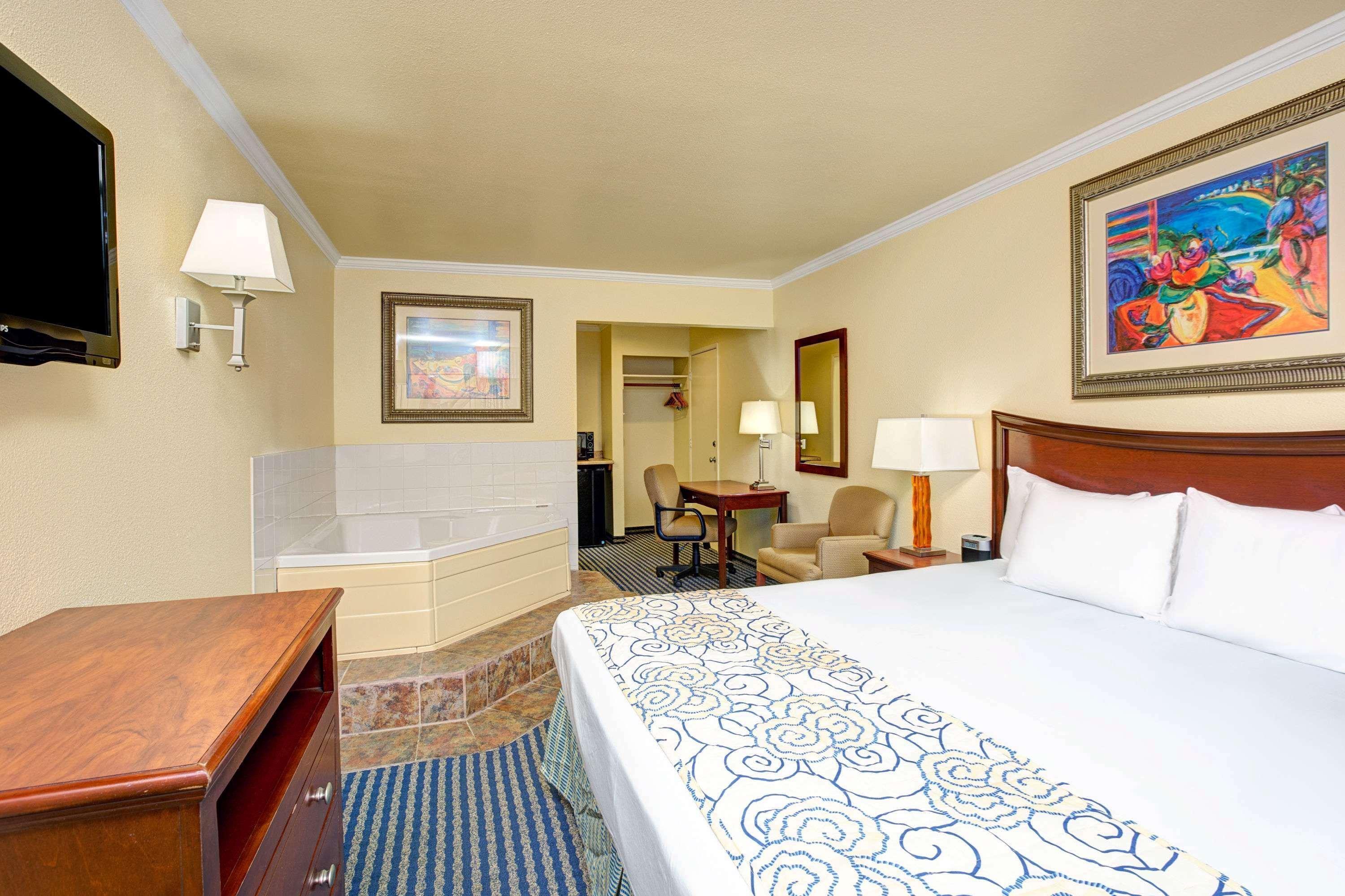 ซูเปอร์ 8 บาย วินด์แฮม ซานตา ครูส/บีช บอร์ดวอล์ก อีสต์ Hotel ซานตาครูซ ภายนอก รูปภาพ